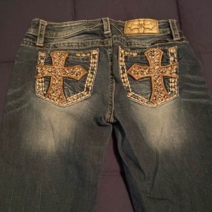 Miss Me 28x34 crosses on pockets, little fraying on bottom of leg